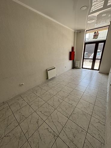 Аренда помещений свободного назначения: Сдаётся в долгосрочную аренду коммерческое помещение, в жилом — 2