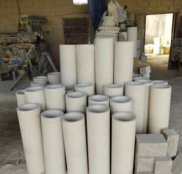 Bitkilər üçün dibçəklər: Ağ rəngli, daşdan hazırlanmış dekorativ güldan, bağlar, parklar və ya — 18