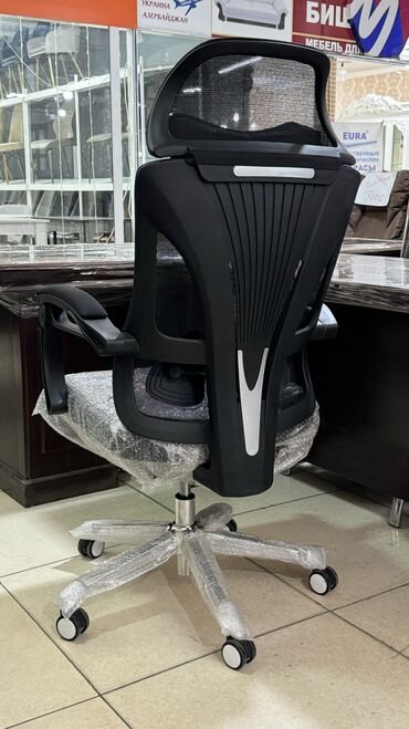 Офисные кресла: Офисное кресло с откидной спинкой и сетчатой обивкой обеспечивает — 11