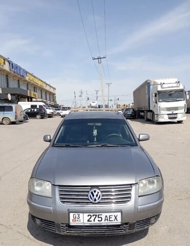семиместные машины: Универсал Volkswagen Passat серого цвета, идеально подходящий для