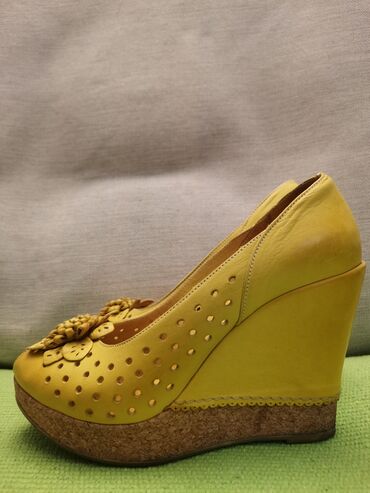 cipele br: Polu sandale, kožne, dobro očuvane, potpetica 10 cm, gazište 23,5 cmm