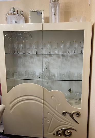 qapi iclikleri: Klassik üslubda qonaq otağı mebel dəsti Tərkibi: - 1 ədəd şüşəli — 2
