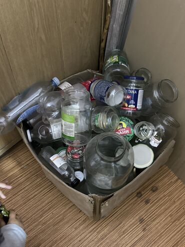 контейнеры пластиковые: Продам стеклянные пластиковые бутылки, коробка разных размеров, за