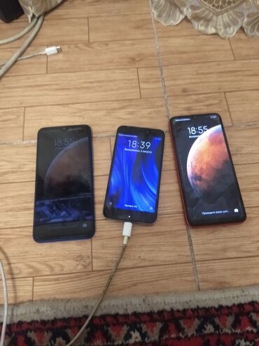 лайфон телефон: Три смартфона Xiaomi Redmi разных моделей и цветов. Один из них