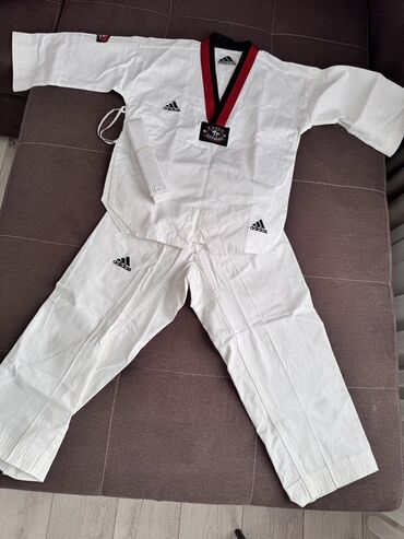 тактические форма: Белая форма для тхэквондо Adidas, разработанная для тренировок и