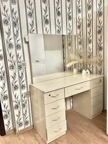 jurnali masa: Ayna ilə kosmetik masa - Rəng: krem/ivori - Material: parlaq səthli — 1