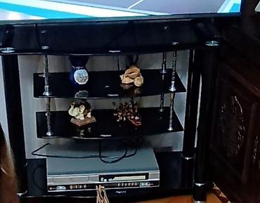 şüşə polka: Şüşə TV stendi - Material: parlaq qara temperli şüşə rəflər və metal — 1