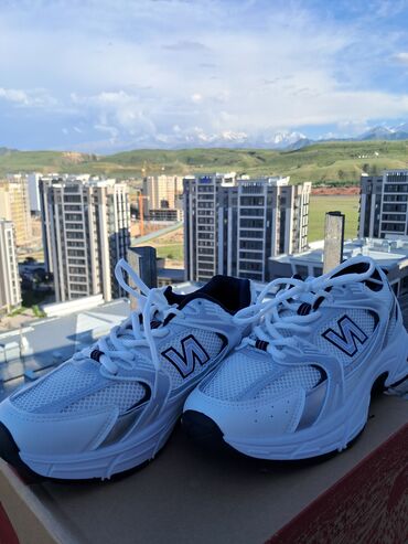 Кроссовки и спортивная обувь: Белые кроссовки New Balance 530 с серебристыми вставками. Кроссовки at lalafo.kg Кроссовки и спортивная обувь: Белые кроссовки New Balance 530 с серебристыми вставками. Кроссовки