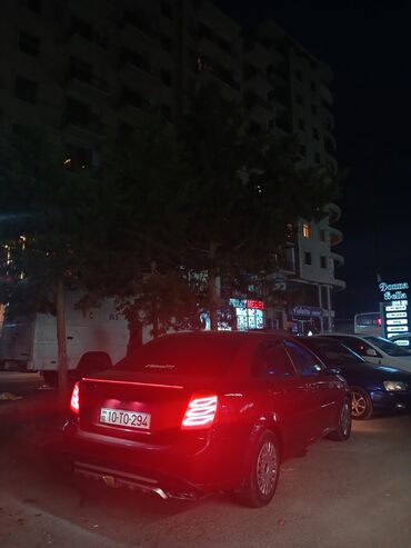 Digər Avtomobillər: Qırmızı rəngli 4 qapılı sedan Mühərrik və ötürmə: - Benzinli mühərrik — 5