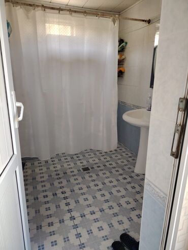 Həyət evləri və villaların satışı: Bu iki mərtəbəli ev, kərpic və suvaq fasadın birləşməsi ilə — 7