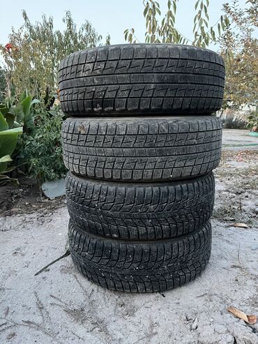 зимние шины на хонда фит: R16 205/60 2 шт blizzak 2 шт triangle Зима, в хорошем состоянии