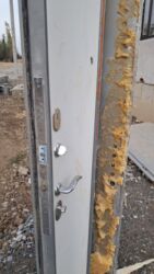 рабочий письменный стол: Брон эшик сатылат 2 штук баасы 25мин