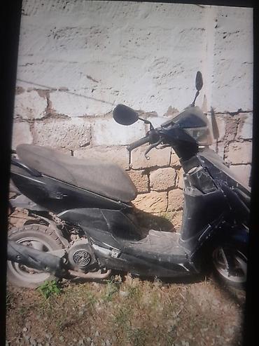 Mopedlər,skuterlər: Şəhər içi rahat sürüş üçün kompakt skuter. Xüsusiyyətlər: - Bədən — 9