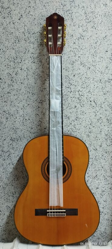 Музыкальные инструменты: Продаю классическую гитару Ямаха С40 39 размер (анкерная)