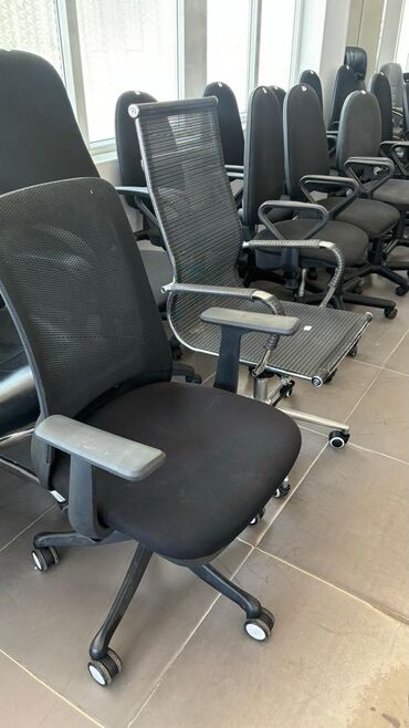 Офисные кресла: Офисное кресло, Б/у, С колесиками, цвет - Черный — 7