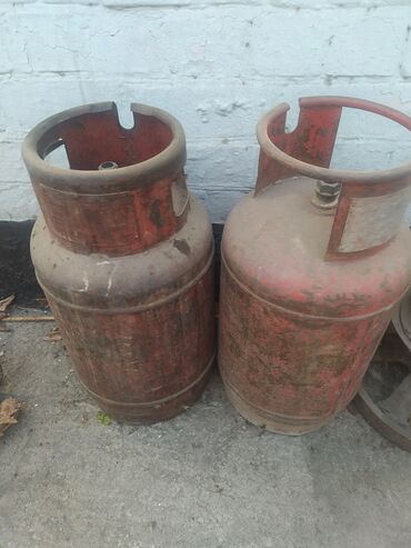 пистолет заправочный: Два красных металлических газовых баллона для хранения и