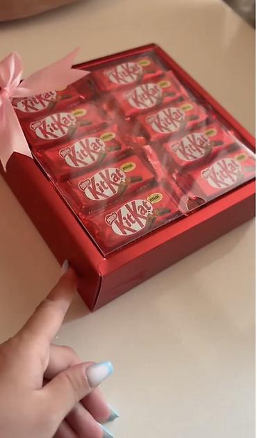 şokoladlı gül buketi: Hədiyyəlik KitKat mini şokolad qutusu - Daxildə fərdi paketlənmiş — 2
