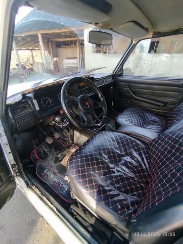 VAZ (LADA): VAZ 2107, ağ rəngli sedan Texniki xüsusiyyətlər: - Ban növü: 4 qapılı — 4