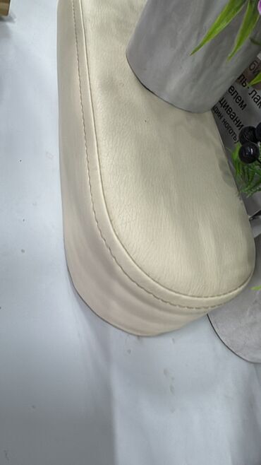 стеклянный стол: Подставка для рук для маникюра