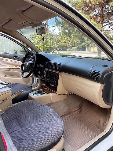 Volkswagen sedan salonu – bej və qara rəng kombinasiyalı, parça