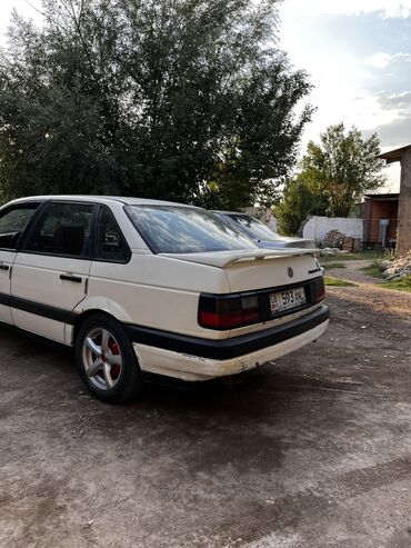 новые мотоциклы: Автомобиль Volkswagen Passat B3 белого цвета, известный своей