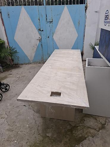 isci masa: Ofis/iş masası – iri ölçülü, açıq ağac tonlarında. - Forma — 2