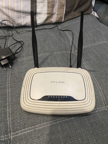 для сети: Маршрутизатор TP-Link в белом корпусе с двумя антеннами. Подходит для