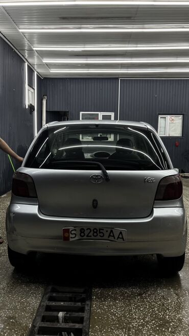 corolla runx: Автомобиль Toyota Vitz серебристого цвета, компактный хэтчбек. Задний