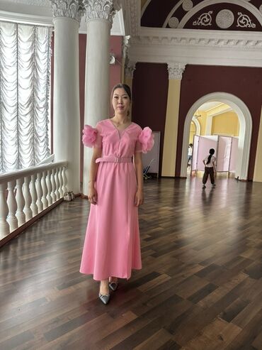 платье с завышенной талией для беременных: Элегантное женское миди-платье нежно-розового цвета. Модель имеет