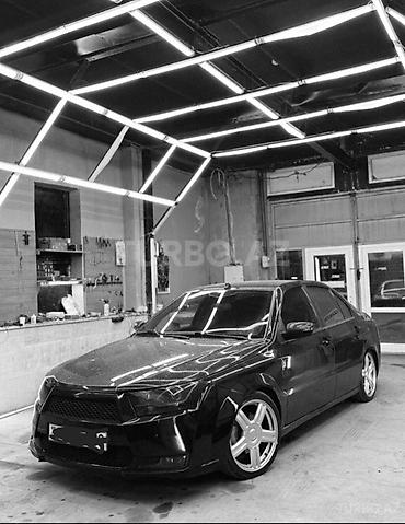 sedan avtomobil: Model: Sedan (qara rəng), 4 qapı Xüsusiyyətlər: - Aqressiv dizaynlı — 9