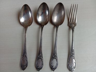 Аксессуары для кухни: Dörd ədəd vintage tipli çəngəl-bıçaq dəsti. Dəstə iki böyük qaşıq, bir