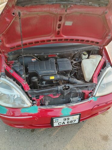 Mercedes-Benz: Mercedes‑Benz A‑Class (A140/A160 seriyasına oxşar), qırmızı rəngli, 5 — 7