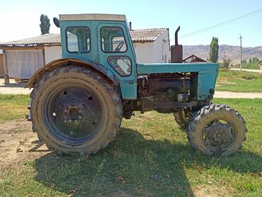 купить бокс на крышу автомобиля бу: Трактор сельскохозяйственного назначения с характерным голубым