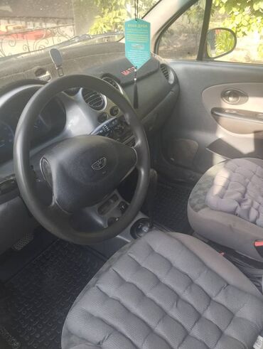 дом на колосах: Автомобиль Daewoo Matiz II зеленого цвета, компактный городской