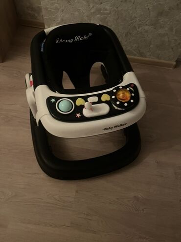 Manejlər: Cherry Baby markalı bu uşaq gəzdiricisi, qara və ağ rənglərin ahəngi