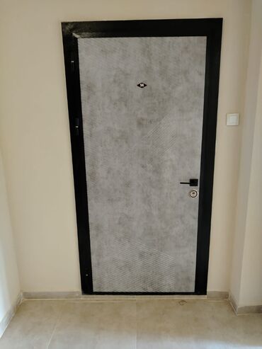 Mismarlar, şuruplar: - Qapı Növü: Təhlükəsizlik qapısı - Rəng: Boz və Qara - Qulp Rəngi