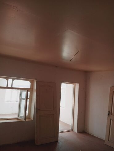 Həyət evləri və villaların satışı: Satılır: həyət evi - Tip: 1 mərtəbə (yüksək kürsülü), daş divarlar — 4