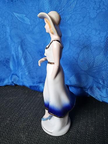 Ostali antikviteti: Figura devojke sa knjigom porcelanska iz 70ih godina. Figura — 11