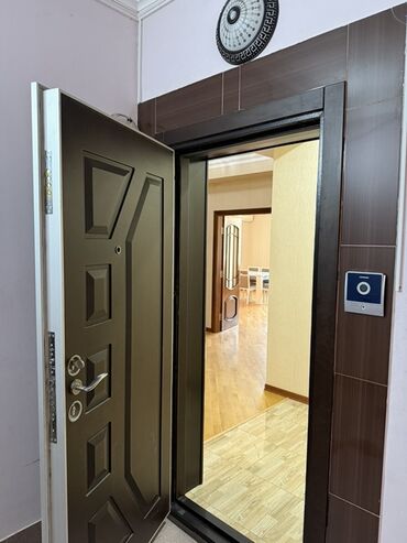 элитные 3 комнатные квартиры: Mənzilin təqdimatı - Geniş və işıqlı salon: iri panoram pəncərə