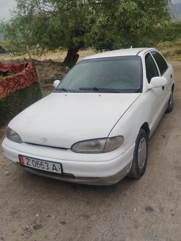 бампер на хендай акцент: Белый седан Hyundai Accent с классическим дизайном кузова. Модель