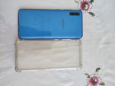 телефон 8000: Samsung Galaxy A70, Б/у, 128 ГБ, цвет - Голубой, 1 SIM, 2 SIM