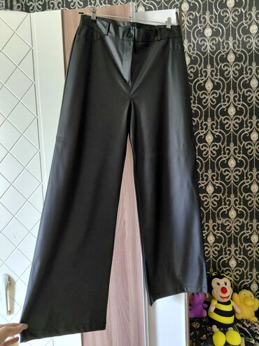 Kokteyl donlar: Şalvarlar L XL razmere uygundu. her biri 8 azn satilir. Donlar M, L