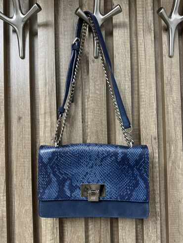 Çantalar: Hotiç firmasına aid mavi çanta. Parçası dəri və zamuj materialındadır
