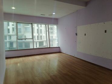 Ofislər: 160kv 1 boöyük zal, 3 otaq, 2 duşavoydan ibarətdir. Af mall-ın 3-cü — 7