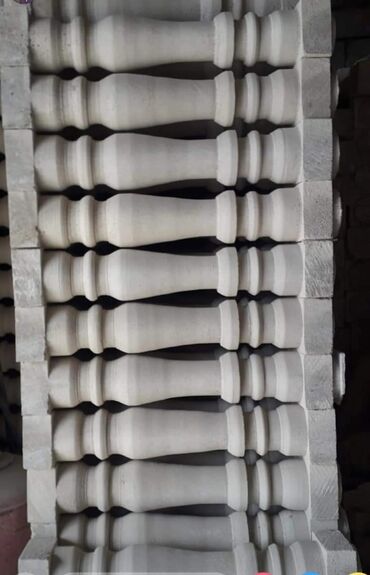 Məhəccər balyansları: Müxtəlif formalı və ölçülü mərmər balüstradalar təklif olunur. Bu — 41