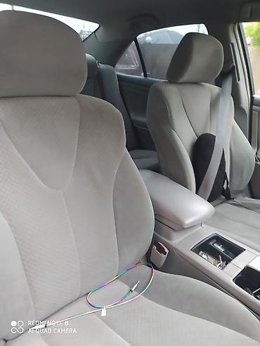panel pulsuz: Toyota Camry sedan – ağ rəng, geniş və rahat salon. Xüsusiyyətlər: - — 10