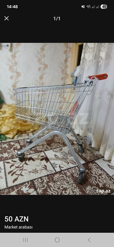 Rəf vitrinləri: Dördtəkərli, metal səbətli, erqonomik qırmızı tutacaqlı market