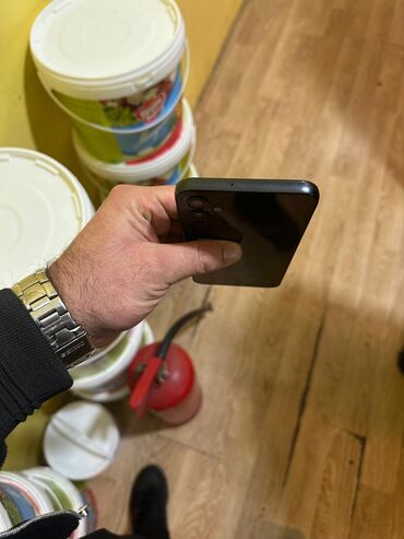 Digər mobil telefonlar: Smartfon – damcı formalı ön kamera çıxıntısı olan böyük ekranlı model — 8