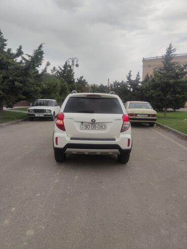 Ağ rəngli Changan CX20 krossover avtomobili şəhər içi və uzun səfərlər