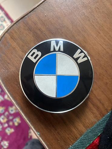 kardan balans: BMW loqolu avtomobil nişanı / emblemi. Dairəvi formalı emblem BMW-nin — 3